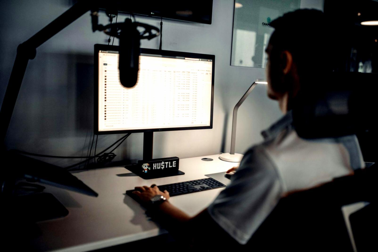 Finanzberatungsteam bei der Arbeit an Budgetanalysen